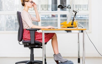 5 sfaturi pentru a avea o pozitie corecta la birou 5 sfaturi pentru a avea o pozitie corecta la birou