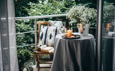 Amenajarea balconului: cum transformi un spațiu îngust într-o oază de relaxare?