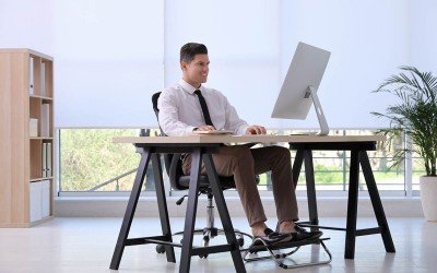 Poziția corectă la calculator: sfaturi pentru a avea o postură perfectă la birou