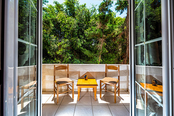 Amenajare-balcon-deschis-spatiu-in-aer-liber-pentru-relaxare-4