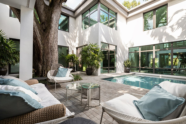 amenajare-curte-cu-piscina-solutii-practice-pentru-confort-zone-cu-umbra