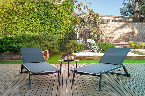 amenajare-terasa-exterioara-sezlonguri-pliabile-sau-fixe