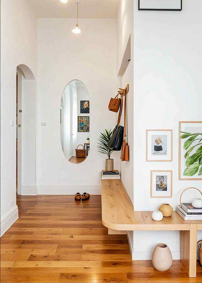 Amenajarea holului in culori neutre