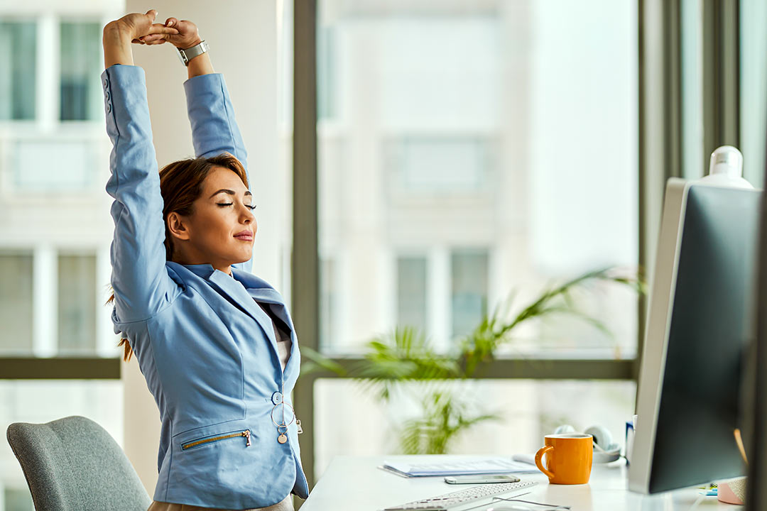 Exerciții de stretching la birou pentru prevenirea durerilor de spate