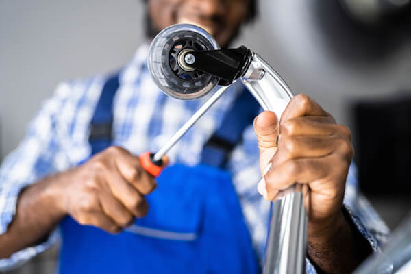 cum-demontezi-si-cureti-rotile-scaunelor-de-birou-2