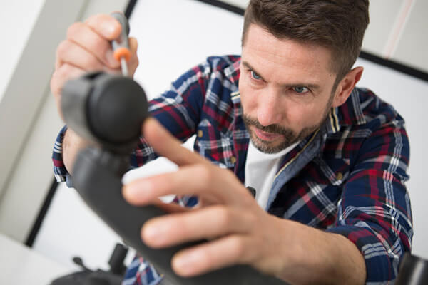 cum-demontezi-si-cureti-rotile-scaunelor-de-birou-3